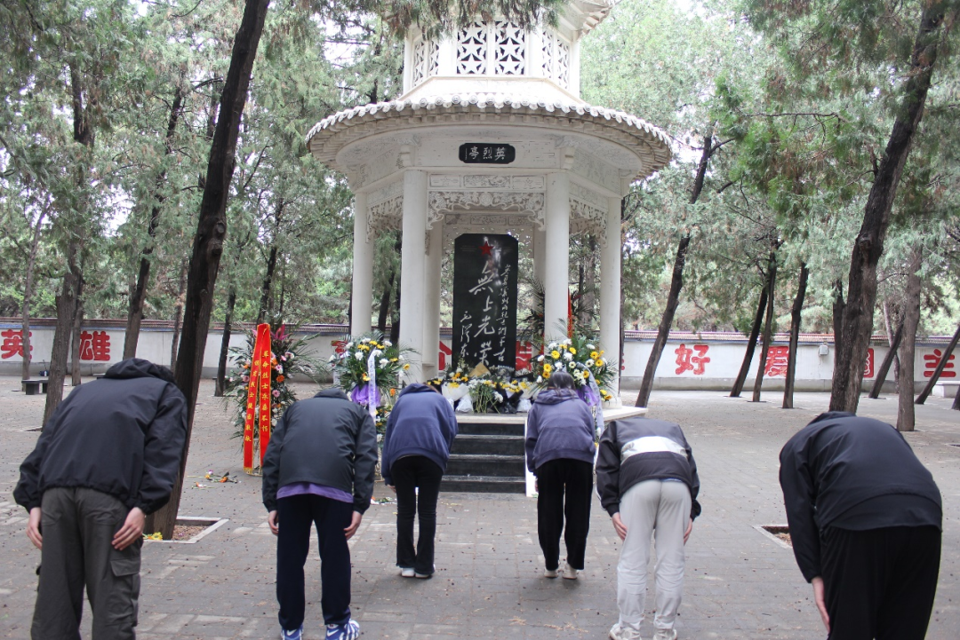 保定理工學(xué)院|管理學(xué)院|憶苦思甜祭烈士，風(fēng)起清明表哀思