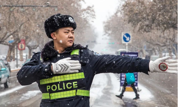 保定理工學院‖管理學院‖赤膽忠心，讓我們向中國人民警察致敬！