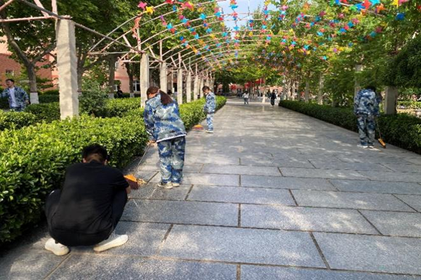 勞動教育|保定理工學院|管理學院|我院開展“垃圾不落地，校園更美麗”校園清潔活動