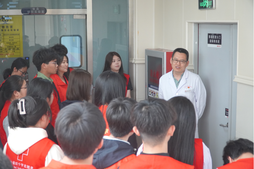 “三獻”進校園|血液探秘，與愛同行——保定理工學院師生“血站開放日”活動