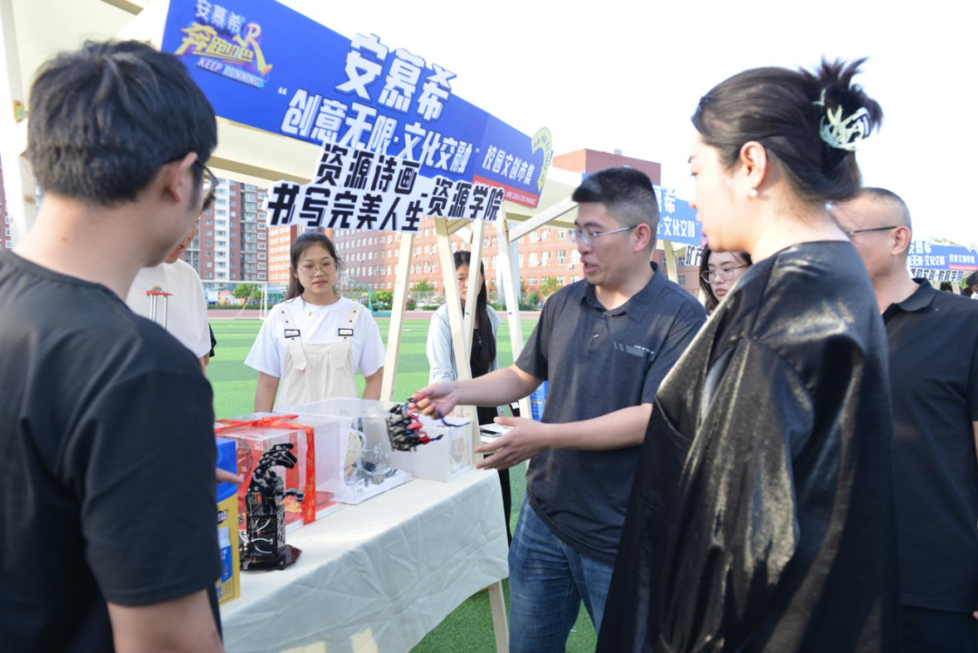 青春校園|創(chuàng)意無(wú)限，文化交融—保定理工學(xué)院首屆文創(chuàng)市集圓滿結(jié)束