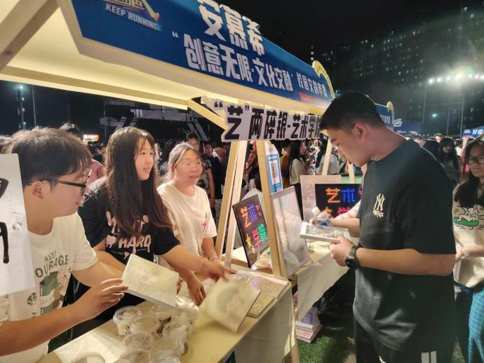 青春校園|創(chuàng)意無(wú)限，文化交融—保定理工學(xué)院首屆文創(chuàng)市集圓滿結(jié)束