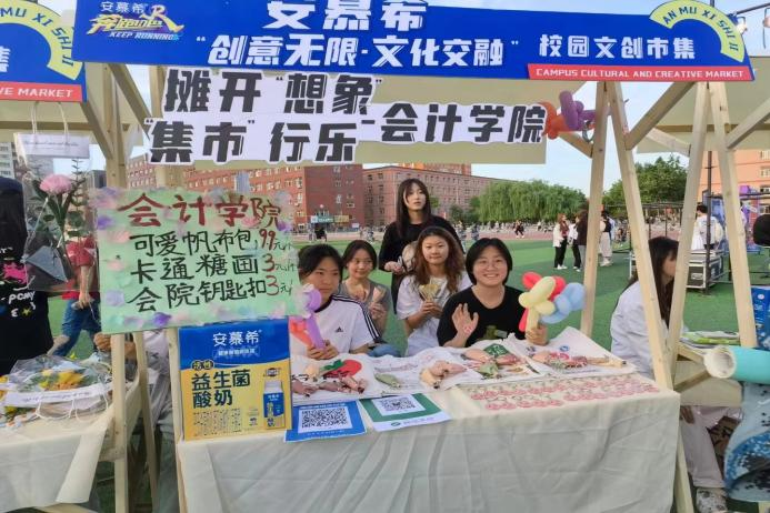 青春校園|創(chuàng)意無(wú)限，文化交融—保定理工學(xué)院首屆文創(chuàng)市集圓滿結(jié)束
