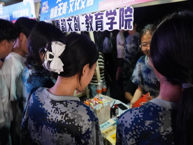 青春校園|創(chuàng)意無(wú)限，文化交融—保定理工學(xué)院首屆文創(chuàng)市集圓滿結(jié)束
