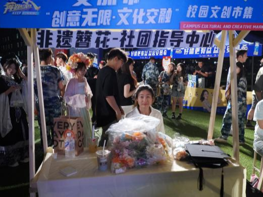 青春校園|創(chuàng)意無(wú)限，文化交融—保定理工學(xué)院首屆文創(chuàng)市集圓滿結(jié)束