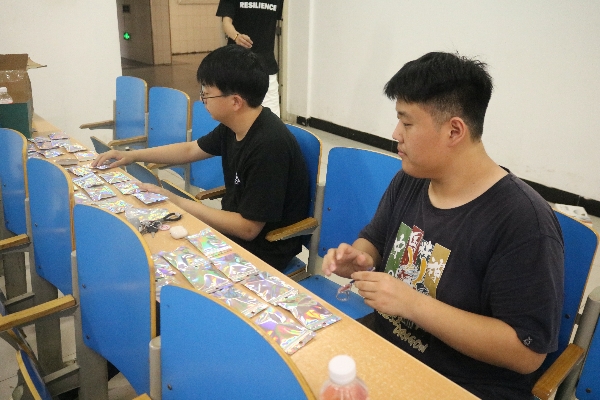 我院黨員志愿服務隊、青年志愿者服務隊順利協助開展畢業證書領取工作