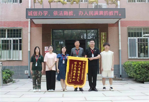 2024屆畢業生敬贈錦旗，感恩母校與院系培育