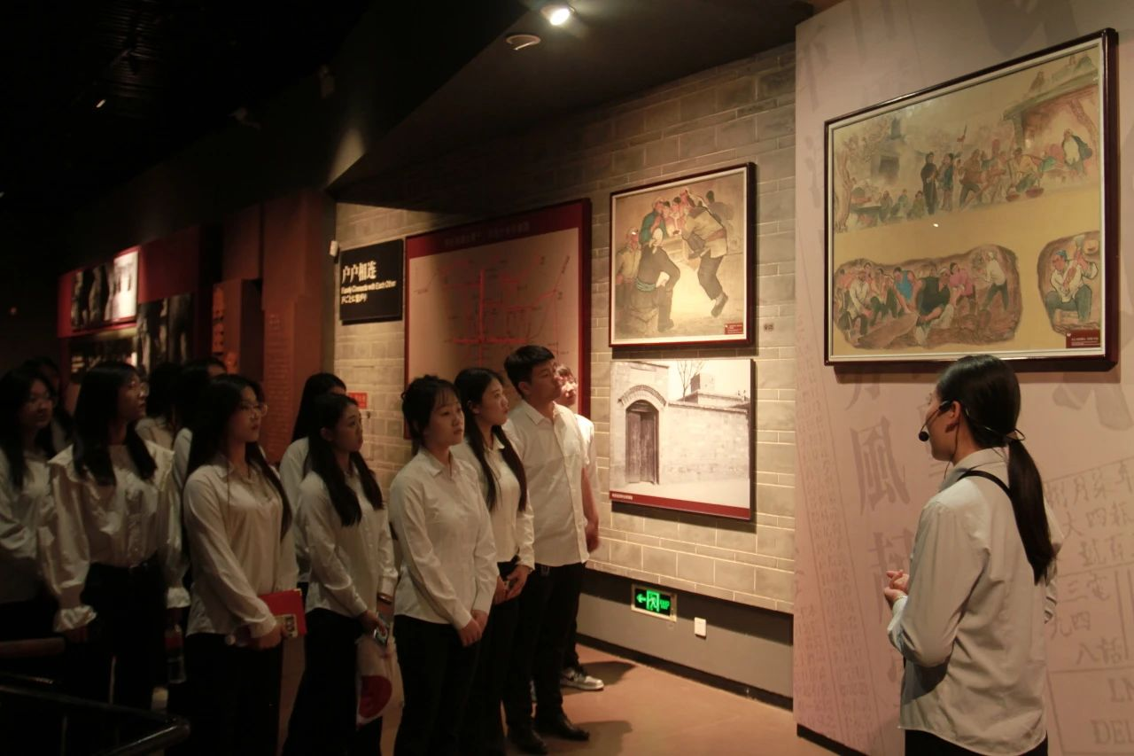 保定理工學院信息科學與工程學院 前往冉莊地道戰紀念館開展牌儀式