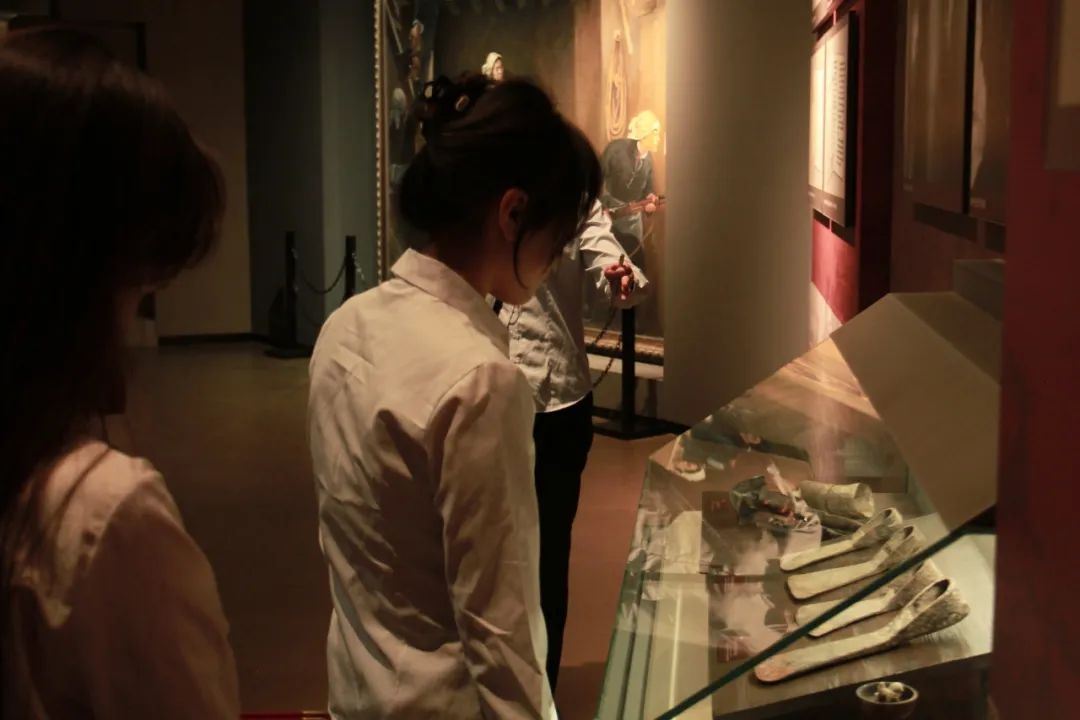 保定理工學院信息科學與工程學院 前往冉莊地道戰紀念館開展牌儀式