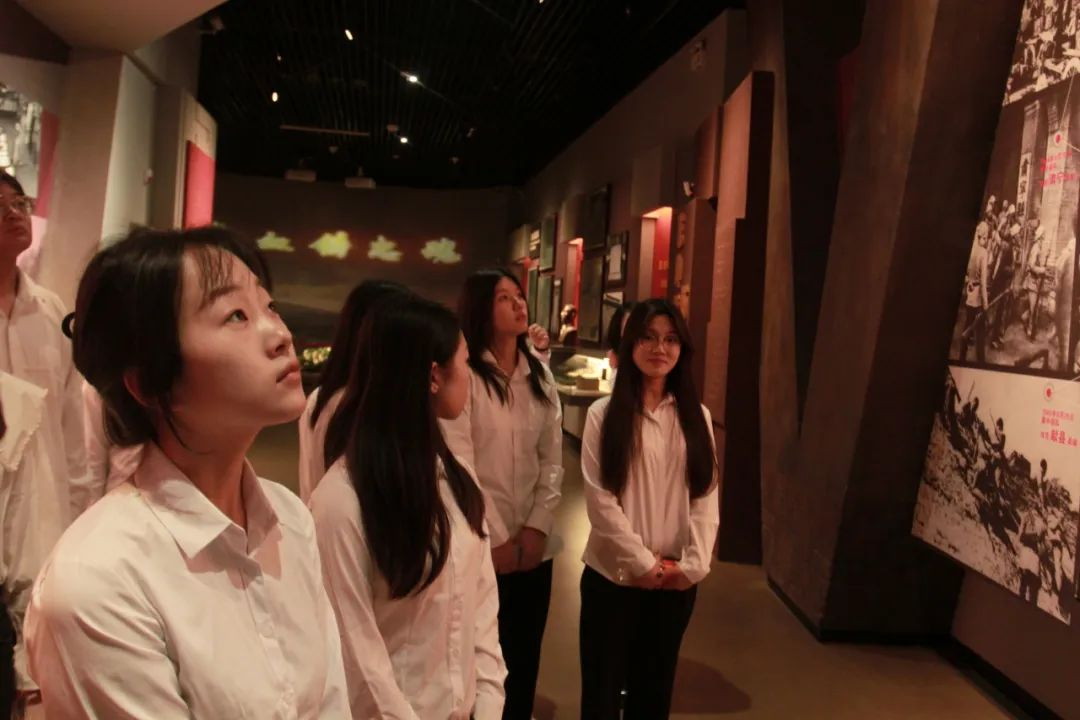 保定理工學院信息科學與工程學院 前往冉莊地道戰紀念館開展牌儀式