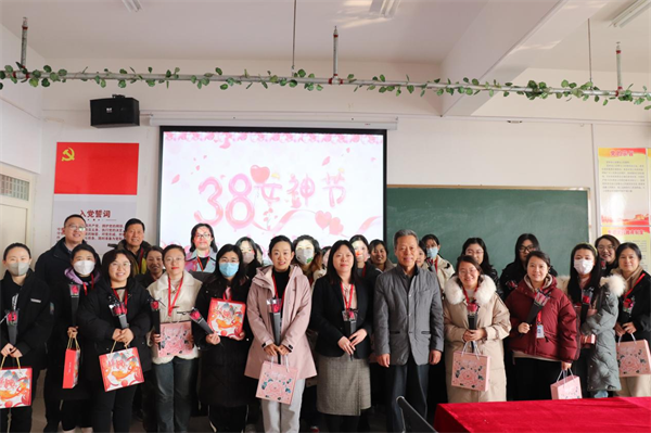凝聚奋进力量 书写巑�Ӈ荣光--保定理工学院校领��D��访慰问女教职工送上“三八”国际劳动妇奌������福