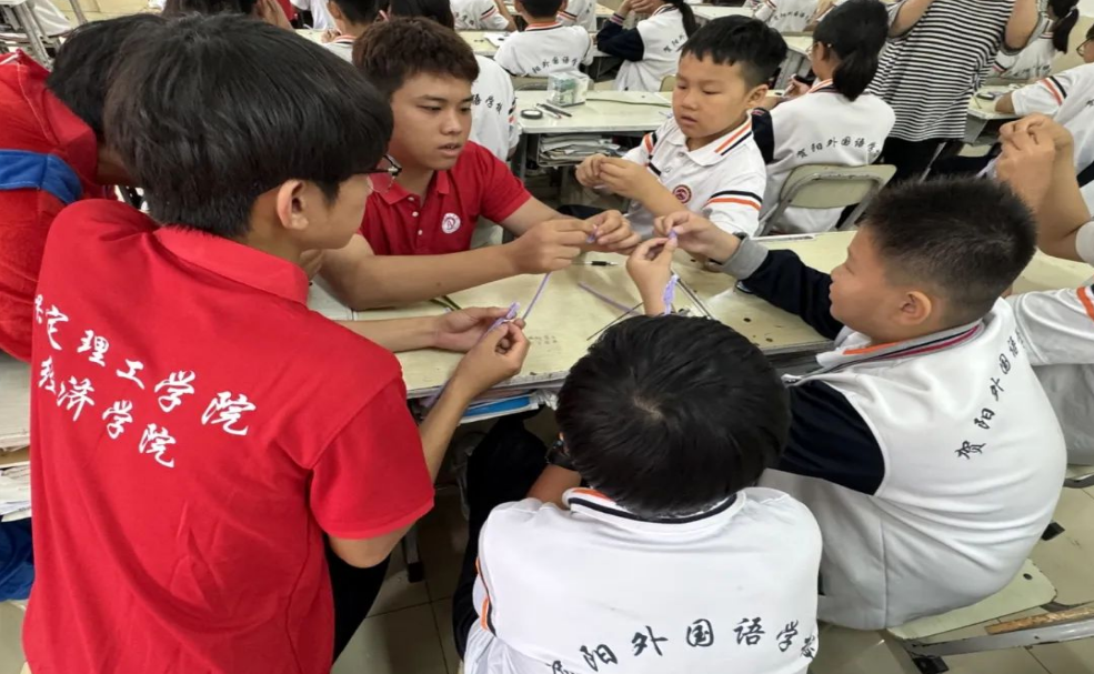 志愿服務|暑期暖童心，志愿如暖流——經濟學院蓮心志愿服務隊“七彩假期”專項活動