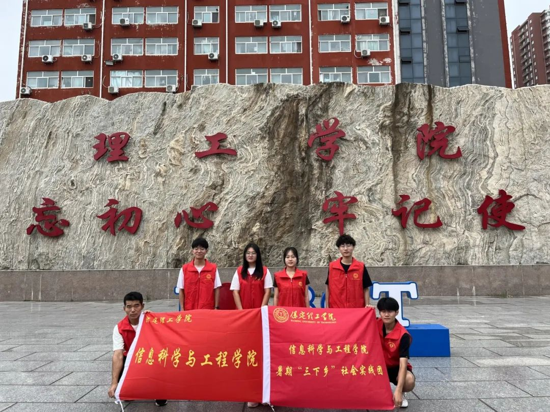在太行博物館,實踐團的成員們參觀了展館陳列的歷史文物,結合所學知識講解了歷史故事。同時,親身感受了文物道具的歷史溫度和厚重感,激發了團隊成員們的興趣和愛國熱情。