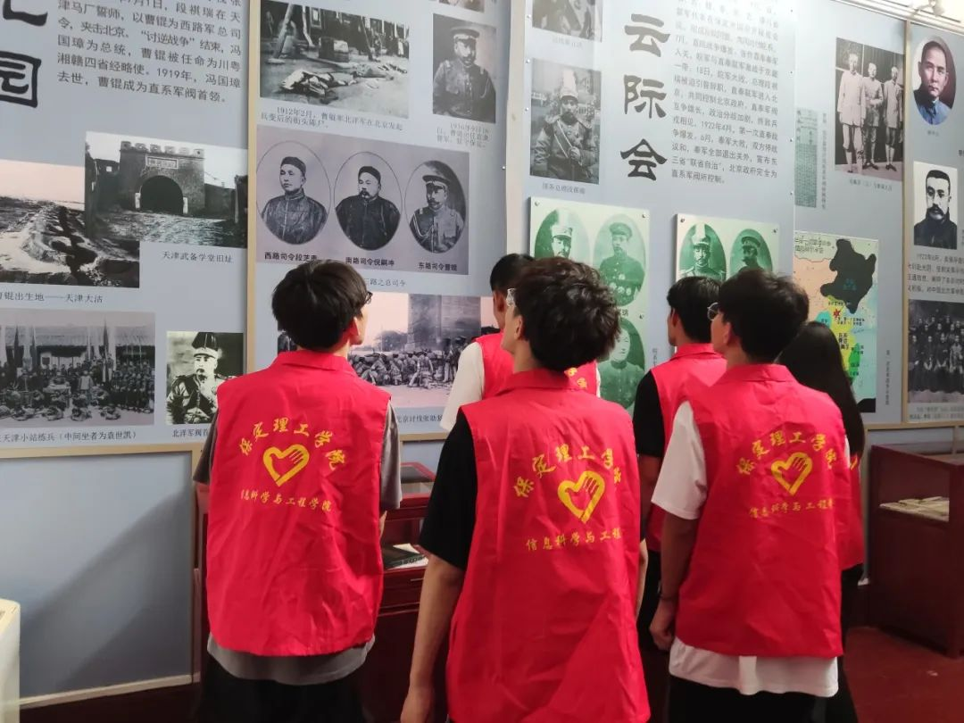 在太行博物館,實踐團的成員們參觀了展館陳列的歷史文物,結合所學知識講解了歷史故事。同時,親身感受了文物道具的歷史溫度和厚重感,激發了團隊成員們的興趣和愛國熱情。