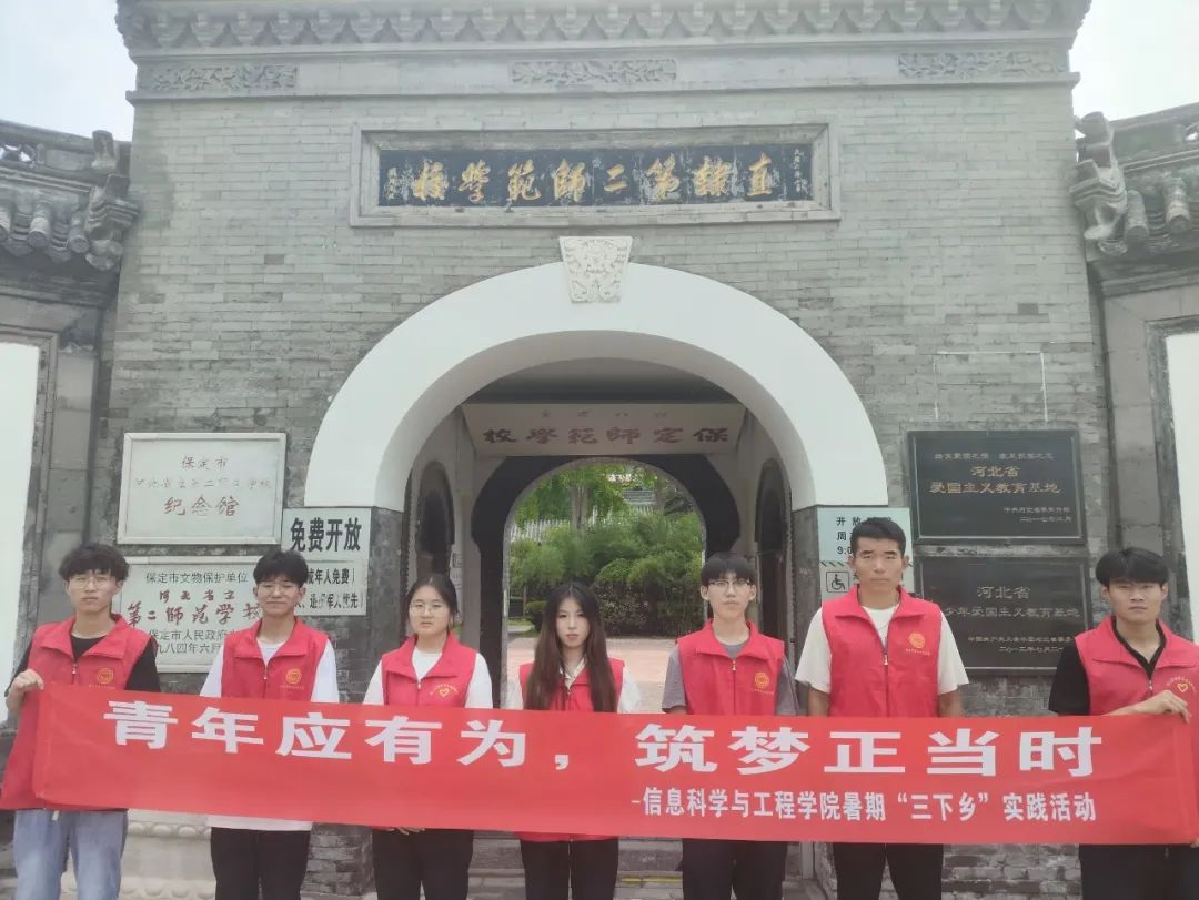在太行博物館,實踐團的成員們參觀了展館陳列的歷史文物,結合所學知識講解了歷史故事。同時,親身感受了文物道具的歷史溫度和厚重感,激發了團隊成員們的興趣和愛國熱情。