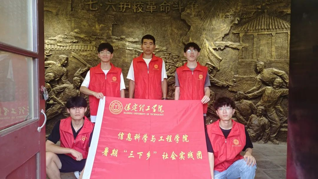 在太行博物館,實踐團的成員們參觀了展館陳列的歷史文物,結合所學知識講解了歷史故事。同時,親身感受了文物道具的歷史溫度和厚重感,激發了團隊成員們的興趣和愛國熱情。