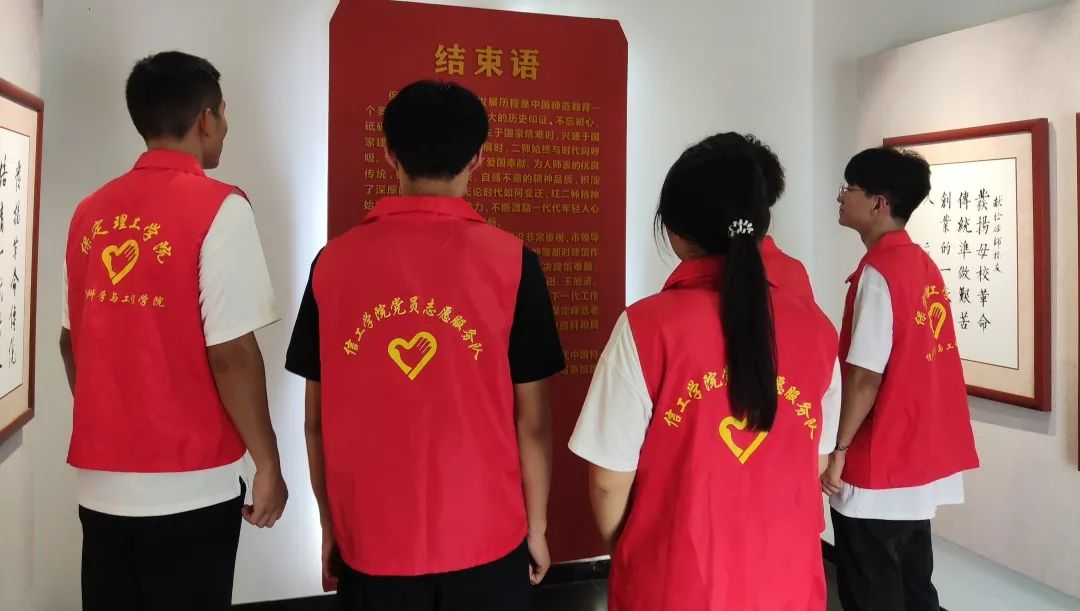在太行博物館,實踐團的成員們參觀了展館陳列的歷史文物,結合所學知識講解了歷史故事。同時,親身感受了文物道具的歷史溫度和厚重感,激發了團隊成員們的興趣和愛國熱情。