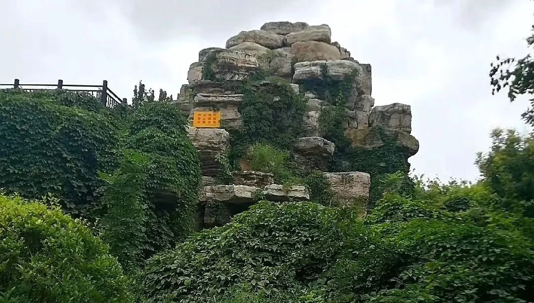 在太行博物館,實踐團的成員們參觀了展館陳列的歷史文物,結合所學知識講解了歷史故事。同時,親身感受了文物道具的歷史溫度和厚重感,激發了團隊成員們的興趣和愛國熱情。