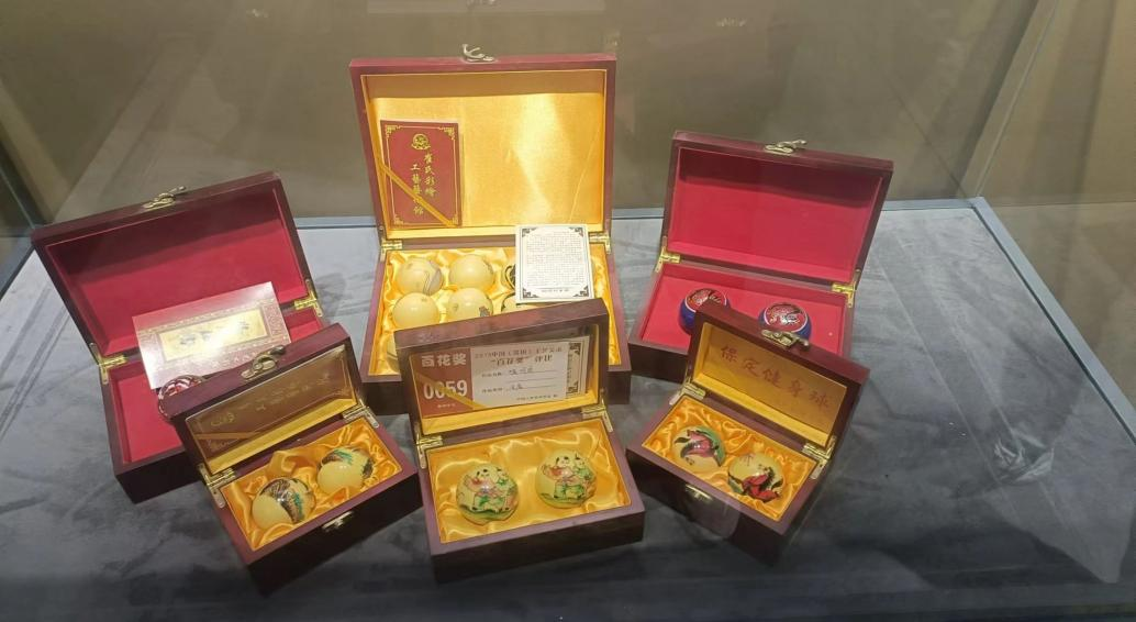 在太行博物館,實踐團的成員們參觀了展館陳列的歷史文物,結合所學知識講解了歷史故事。同時,親身感受了文物道具的歷史溫度和厚重感,激發了團隊成員們的興趣和愛國熱情。