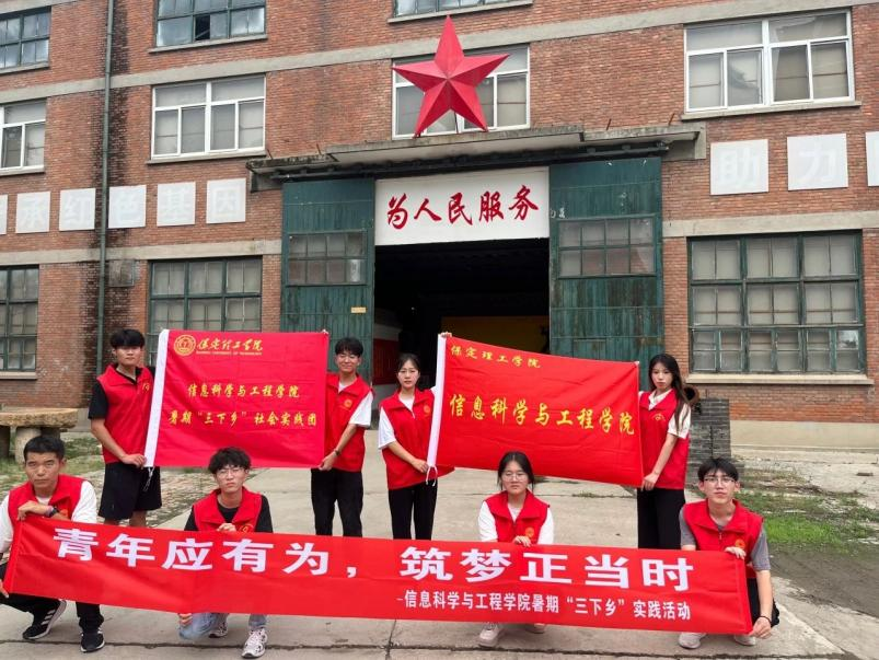 在太行博物館,實踐團的成員們參觀了展館陳列的歷史文物,結合所學知識講解了歷史故事。同時,親身感受了文物道具的歷史溫度和厚重感,激發了團隊成員們的興趣和愛國熱情。