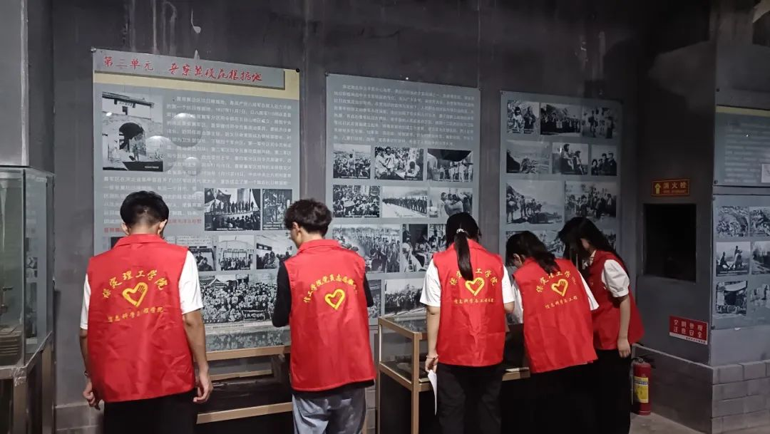 在太行博物館,實踐團的成員們參觀了展館陳列的歷史文物,結合所學知識講解了歷史故事。同時,親身感受了文物道具的歷史溫度和厚重感,激發了團隊成員們的興趣和愛國熱情。