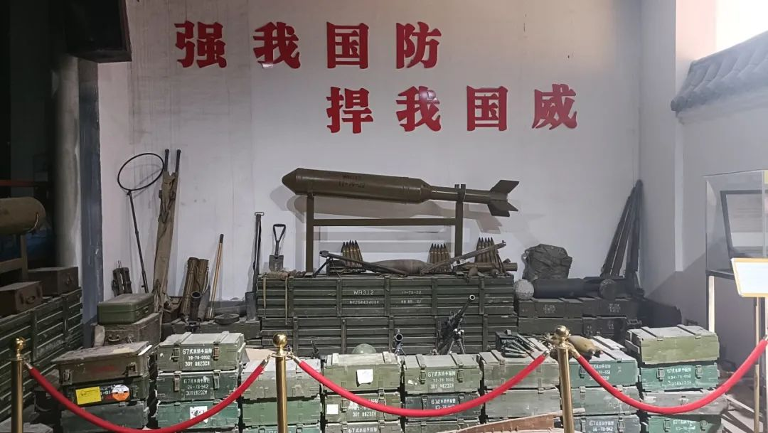 在太行博物館,實踐團的成員們參觀了展館陳列的歷史文物,結合所學知識講解了歷史故事。同時,親身感受了文物道具的歷史溫度和厚重感,激發了團隊成員們的興趣和愛國熱情。