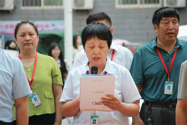 青云直上九霄�? 他日凌云最有声——我校工会隆重�D办喜送毕业生�z�d��