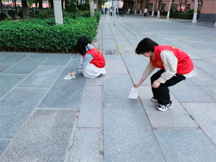 “彎腰拾起責任，行動扮靚校園”｜信息科學與工程學院開展“倡行彎腰行動”主題活動（一）