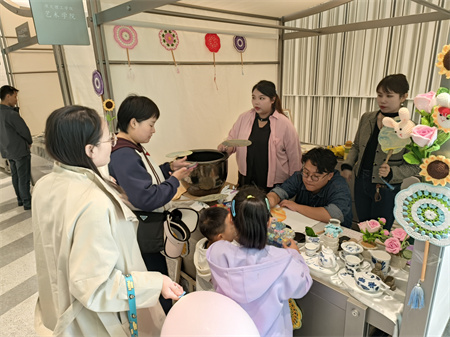 保定理工學院藝術學院師生閃耀雄安商服中心X青年藝術節 ——共繪青春色彩，綻放藝術魅力