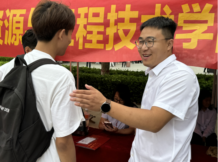 資源學院“以愛迎新,輔導員在行動”