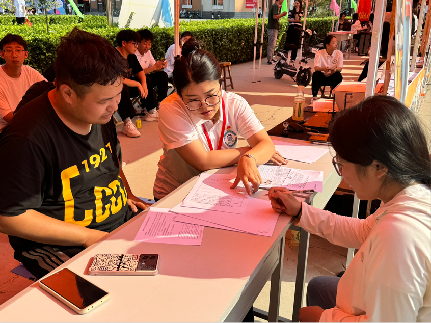 資源學院“以愛迎新,輔導員在行動”