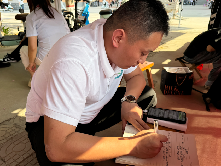 資源學院“以愛迎新,輔導員在行動”