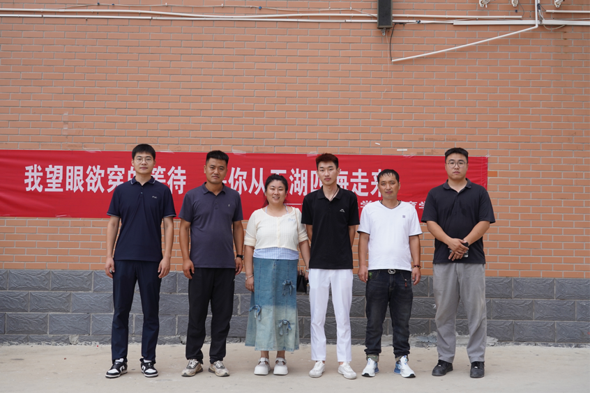 資源學院“以愛迎新,輔導員在行動”