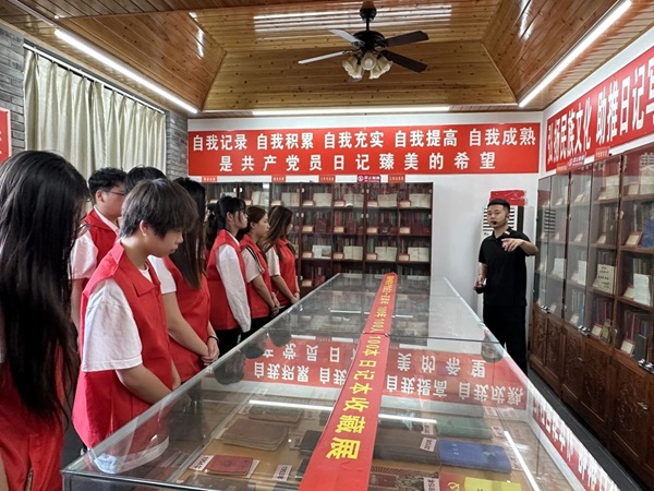 管理學(xué)院學(xué)子參觀中國(guó)共產(chǎn)黨員日記博物館