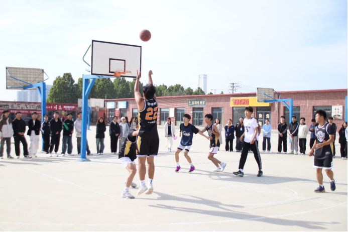 保定理工學院管理學院“夕陽漸沉灑熱汗，少年不疲逐青春”籃球比賽圓滿結(jié)束