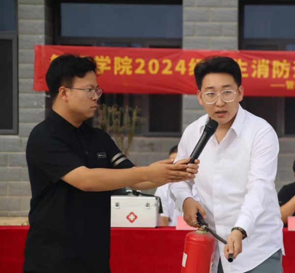 安全教育|保定理工學院|管理學院|消防演練筑防線，新生技能展風采