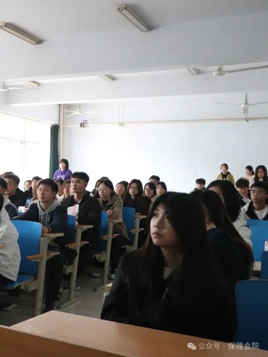 保定理工學(xué)院會(huì)計(jì)學(xué)院團(tuán)旗引領(lǐng)成長(zhǎng)路，培訓(xùn)鑄就青春夢(mèng)