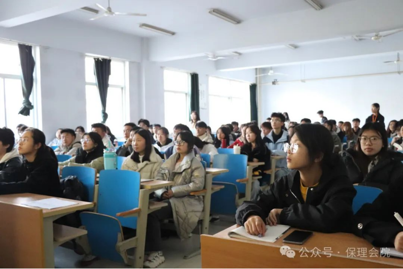 保定理工學(xué)院會(huì)計(jì)學(xué)院團(tuán)旗引領(lǐng)成長(zhǎng)路，培訓(xùn)鑄就青春夢(mèng)