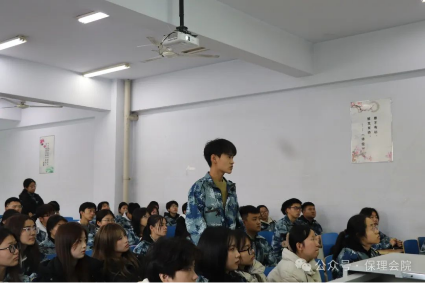 保定理工學(xué)院會(huì)計(jì)學(xué)院團(tuán)旗引領(lǐng)成長路，培訓(xùn)鑄就青春夢(mèng)