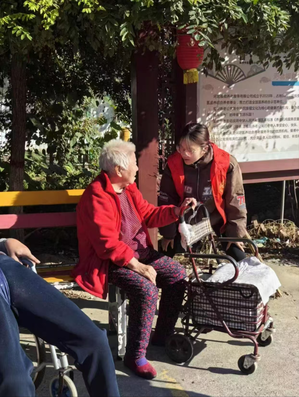 時光留影，溫暖夕陽 ——保理青年志愿者養老院拍照送暖行動