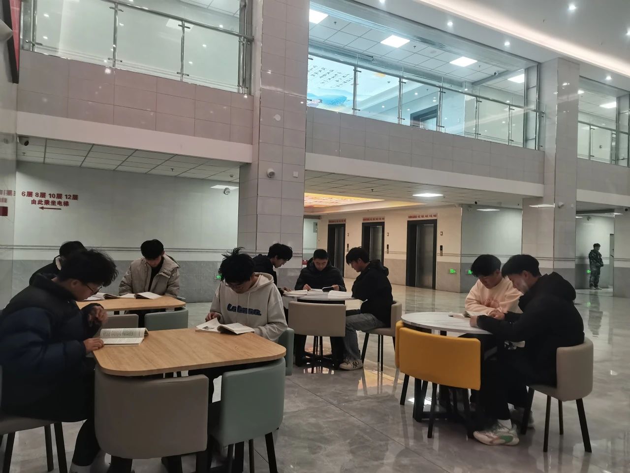 宿舍大廳“悠韻角”，休閑桌椅待君歇