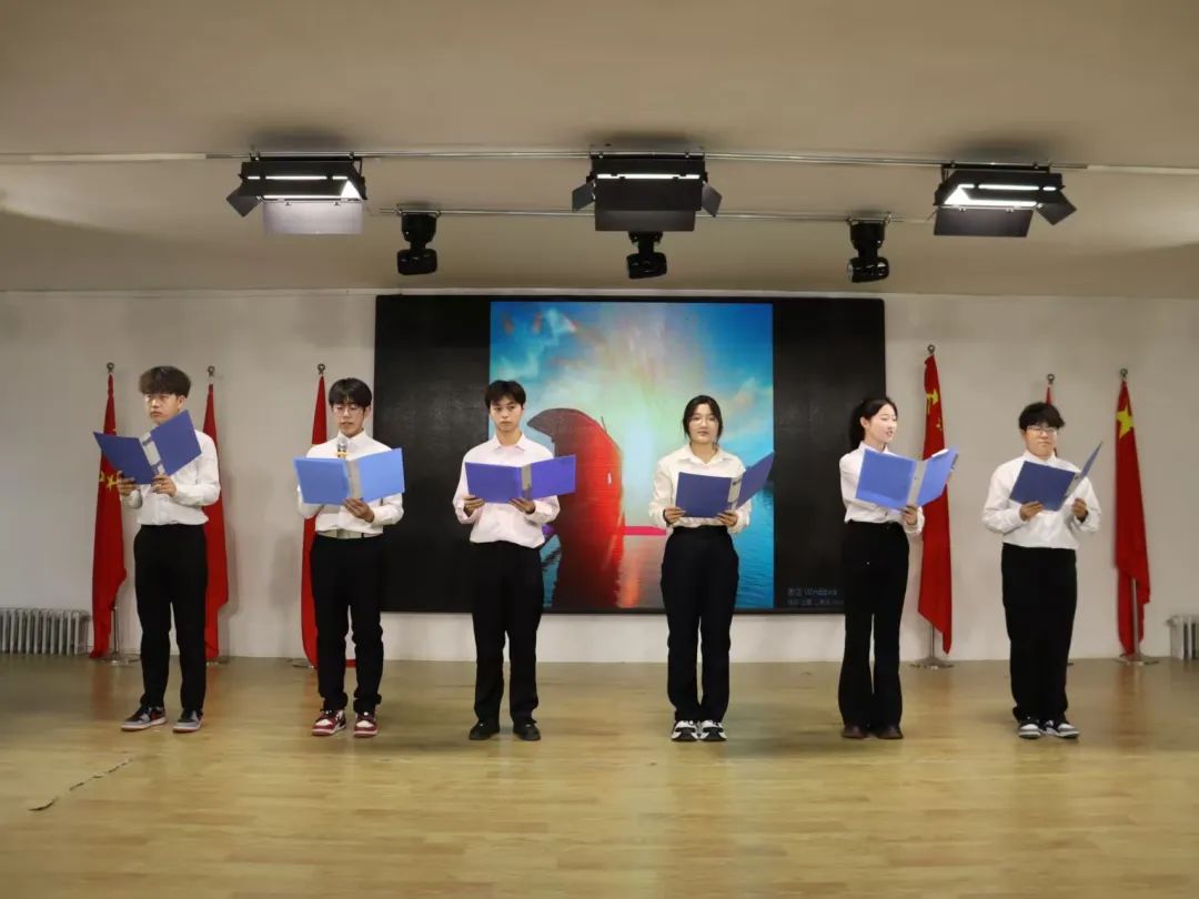 弘揚(yáng)雷鋒精神，爭(zhēng)做時(shí)代新人