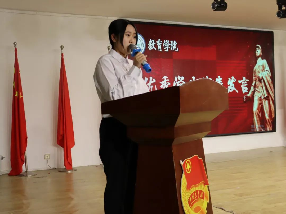 弘揚(yáng)雷鋒精神，爭(zhēng)做時(shí)代新人