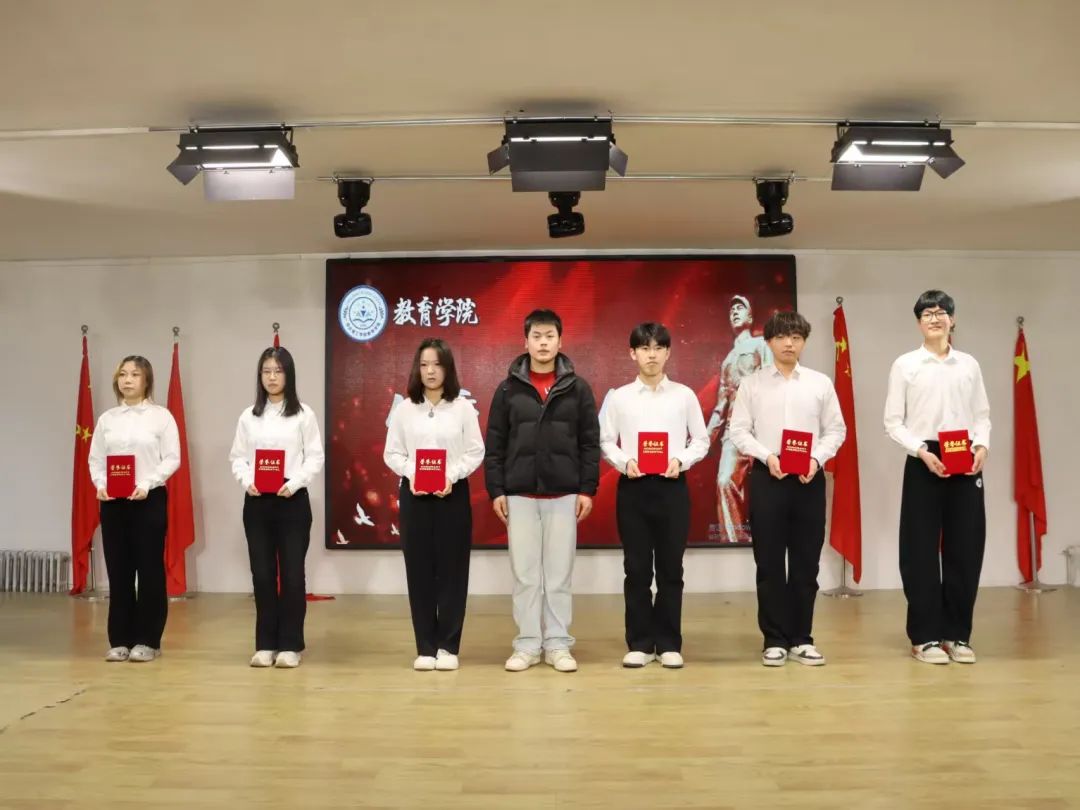 弘揚(yáng)雷鋒精神，爭(zhēng)做時(shí)代新人