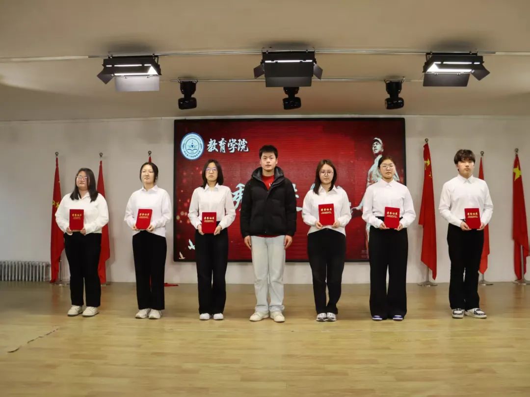 弘揚(yáng)雷鋒精神，爭(zhēng)做時(shí)代新人