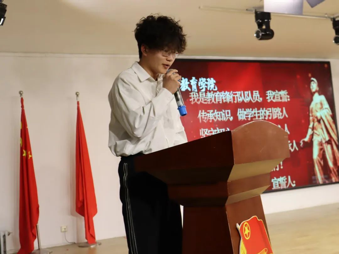 弘揚(yáng)雷鋒精神，爭(zhēng)做時(shí)代新人