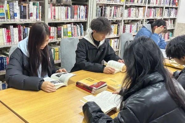 保定理工學院經濟學院：圖書館里的自律風景，學風與感恩教育的生動實踐