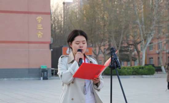 愛國教育保定理工學院會計學院以青春之名，護國旗飄揚——升旗儀式