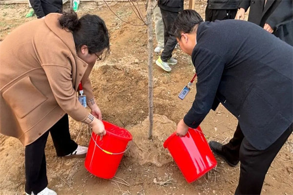 康復醫(yī)學院開展“播種綠色希望，共建美麗校園”植樹節(jié)主題活動