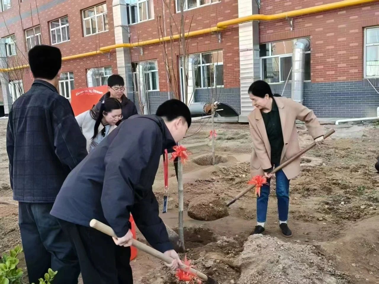 學習雷鋒精神，踐行教育使命——教育學院雷鋒月志愿服務活動